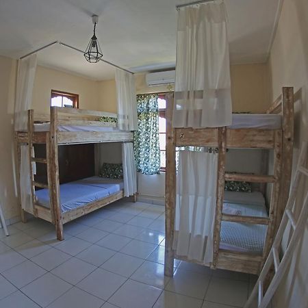 Отель Surfers House Кута Экстерьер фото