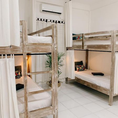 Отель Surfers House Кута Экстерьер фото