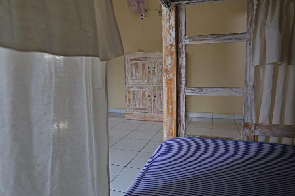 Отель Surfers House Кута Номер фото