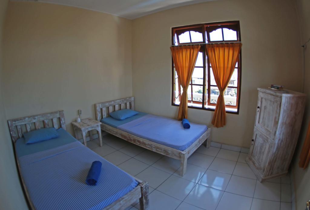 Отель Surfers House Кута Номер фото