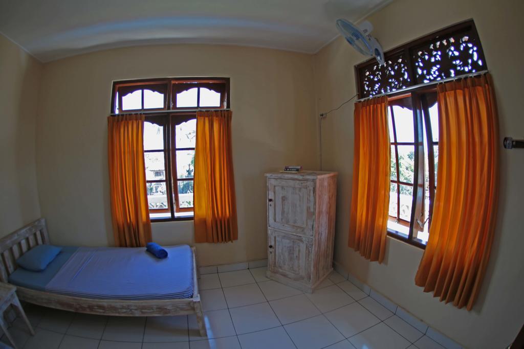 Отель Surfers House Кута Номер фото