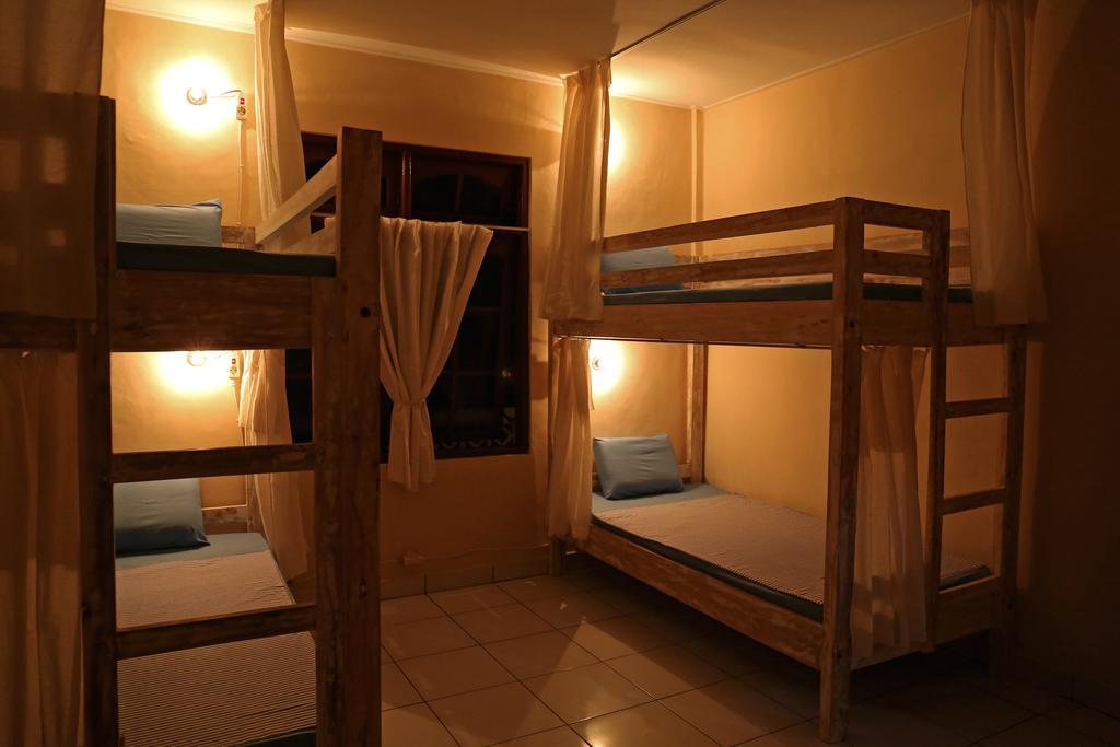Отель Surfers House Кута Экстерьер фото