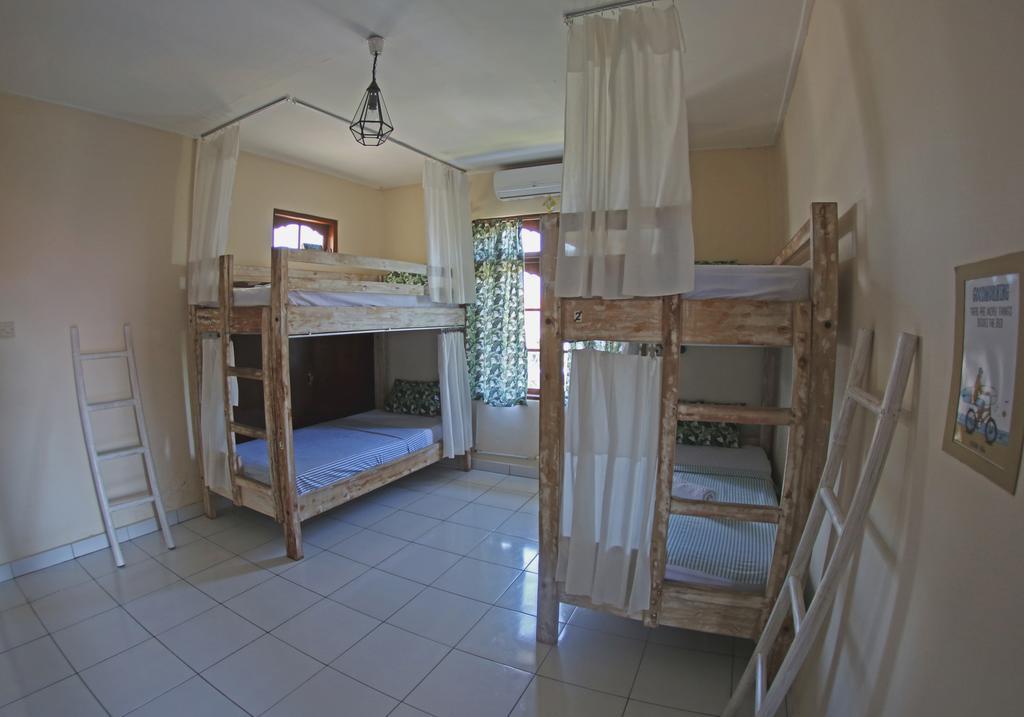 Отель Surfers House Кута Экстерьер фото