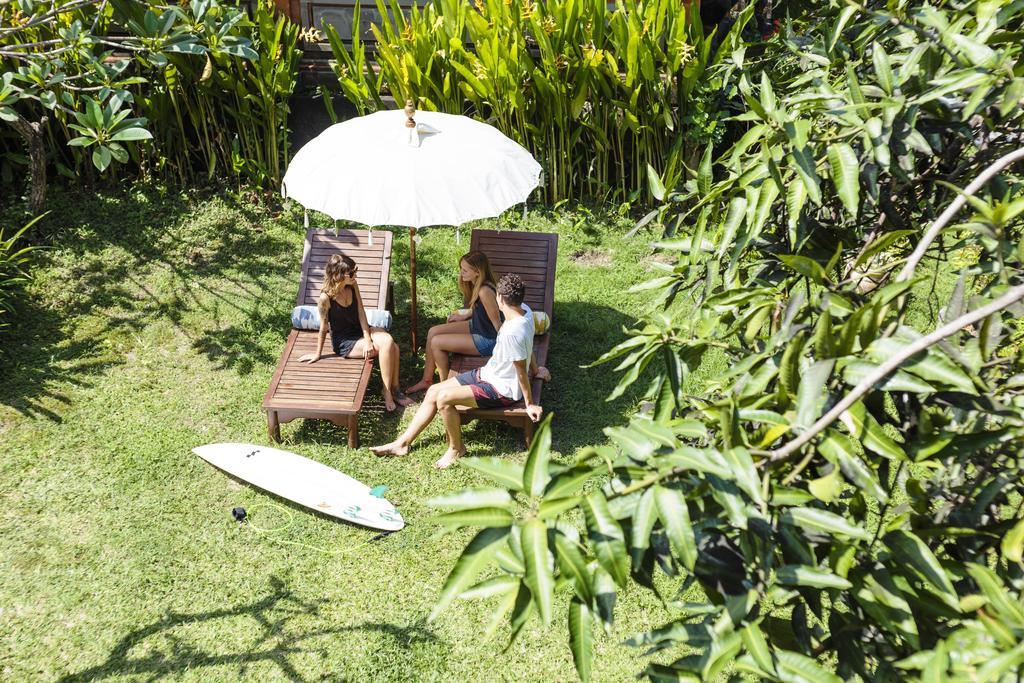 Отель Surfers House Кута Экстерьер фото