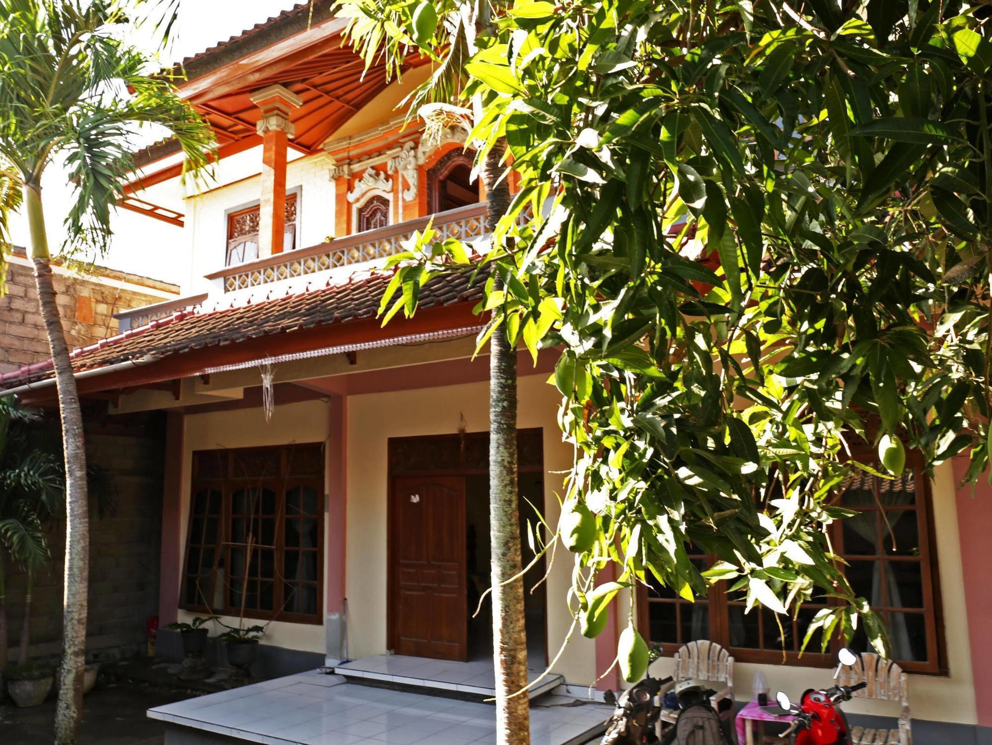 Отель Surfers House Кута Экстерьер фото