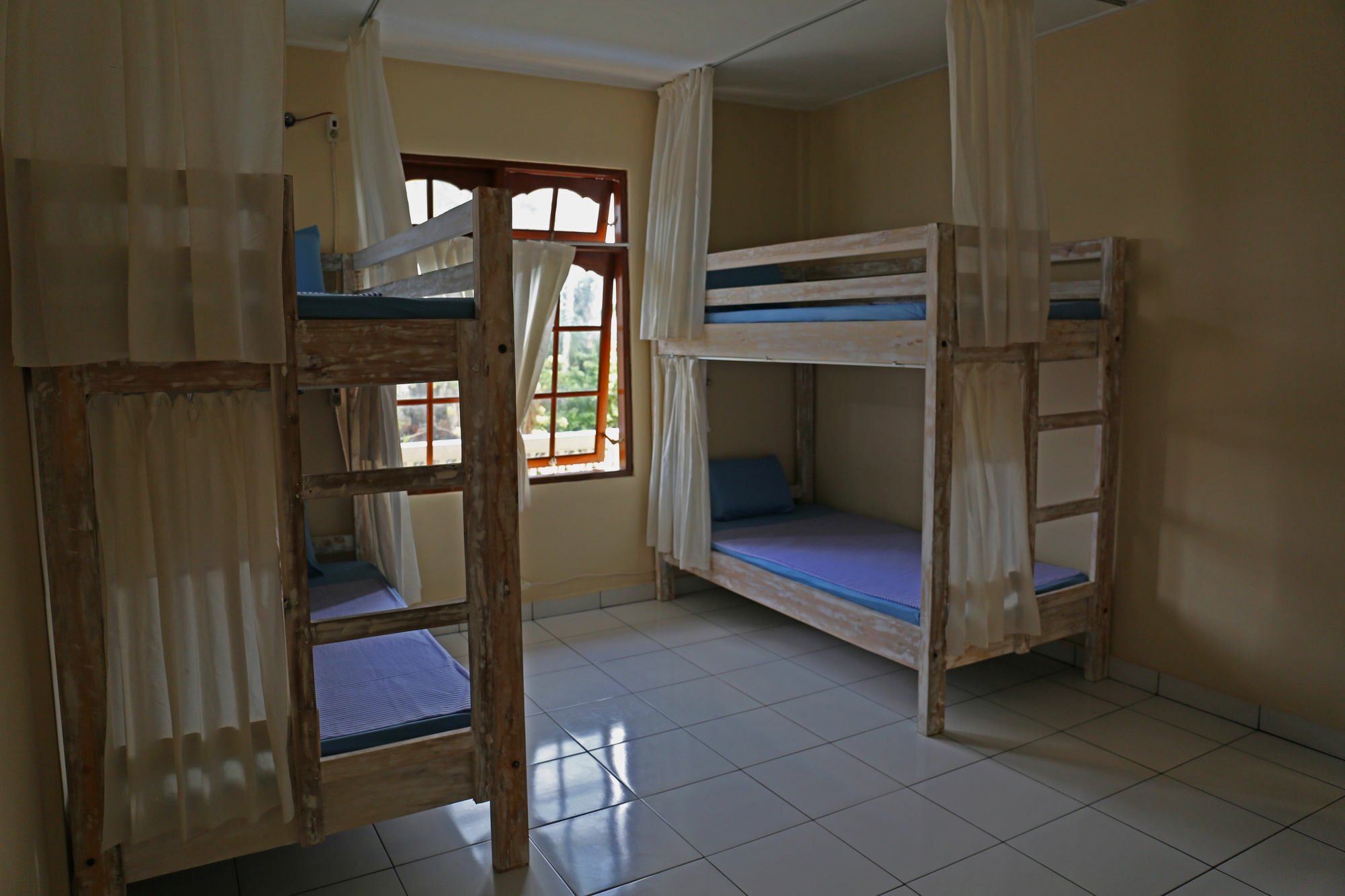 Отель Surfers House Кута Экстерьер фото