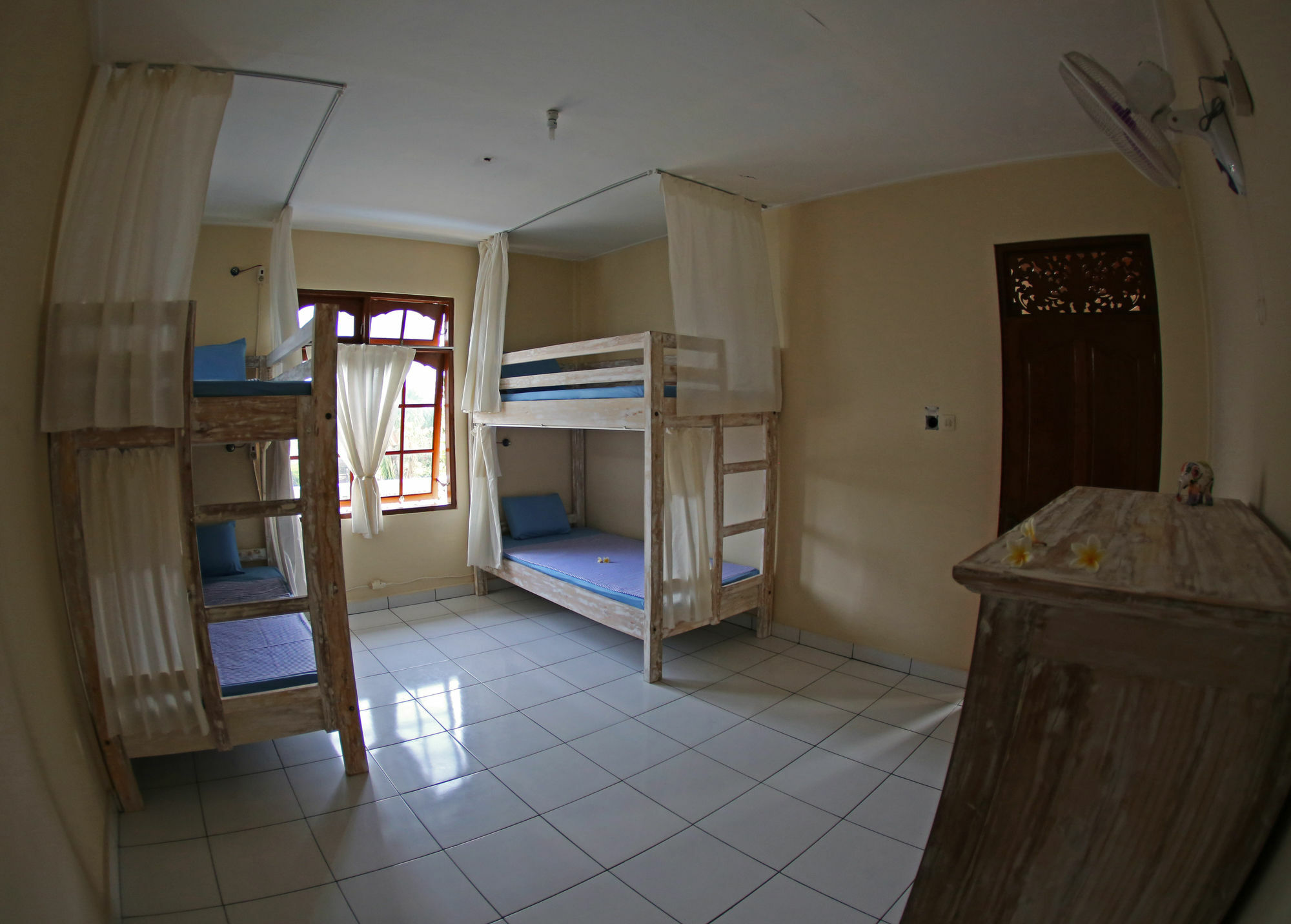 Отель Surfers House Кута Экстерьер фото