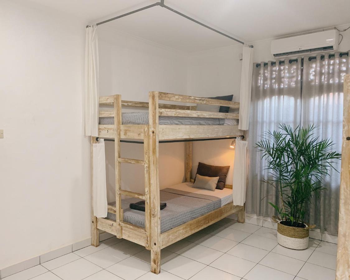 Отель Surfers House Кута Экстерьер фото