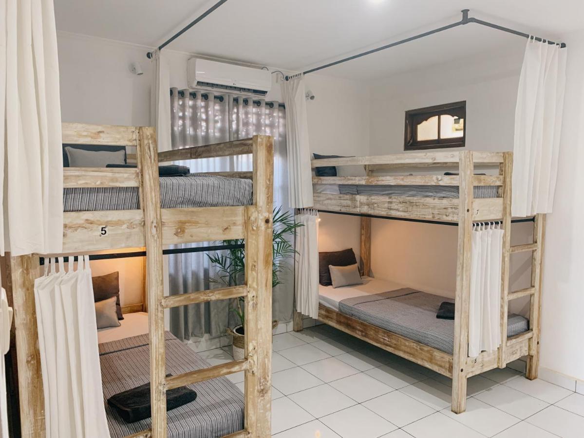 Отель Surfers House Кута Экстерьер фото