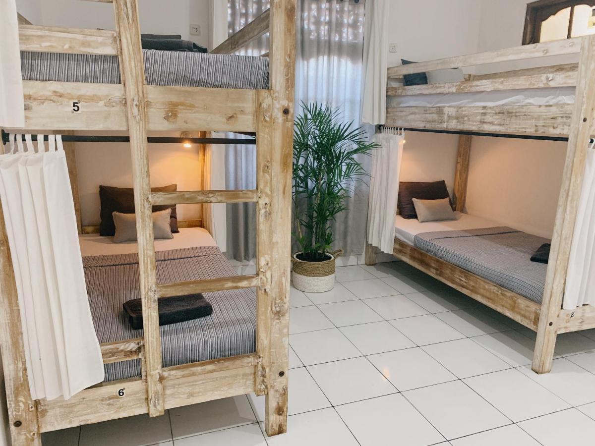 Отель Surfers House Кута Экстерьер фото